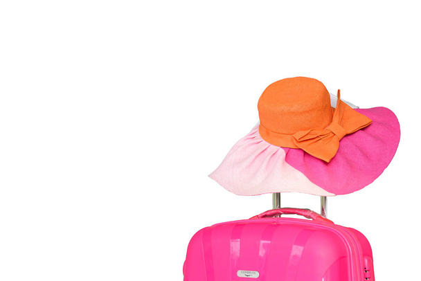 Podróżować różowy worek i dwa ton pomarańczowy i różowy kapelusz gotowy waktion na lato czas. - Zdjęcie, obraz