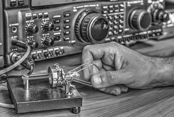 Transceptor amador de rádio de alta frequência moderno em preto e branco
 - Foto, Imagem