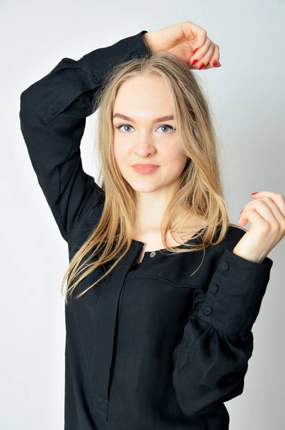 junges weibliches Model aus der Ukraine mit schwarzem Oberteil. Porträts im Atelier mit weißem Hintergrund. - Foto, Bild