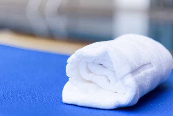 L'asciugamano bianco con massaggio e spa sfondo salone. Bellezza e concetto di moda. - Foto, immagini