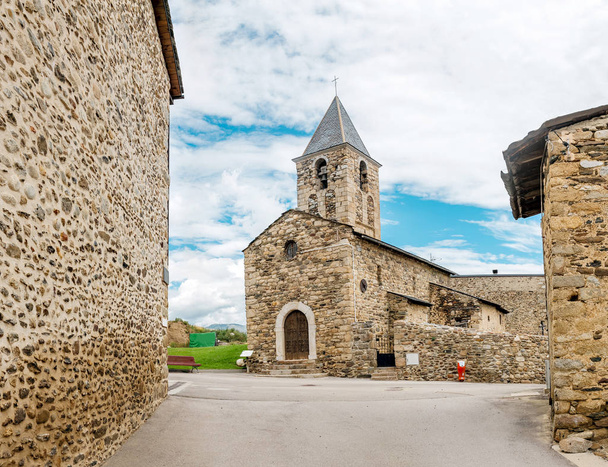 Starożytnych gotycki kamienny Kościół St Vicenc de Cerdanya, w Katalonii regionu - Zdjęcie, obraz