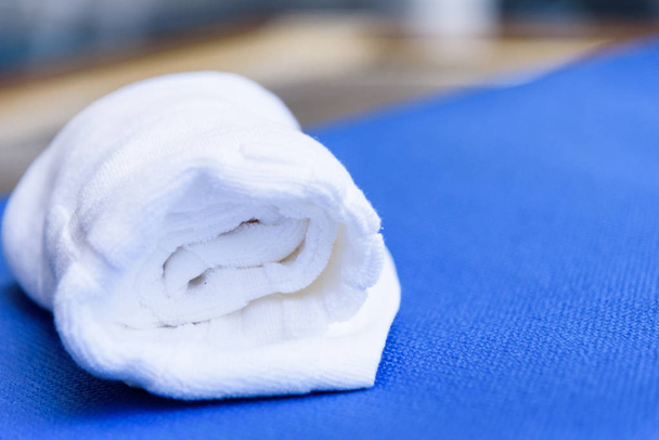 L'asciugamano bianco con massaggio e spa sfondo salone. Bellezza e concetto di moda. - Foto, immagini