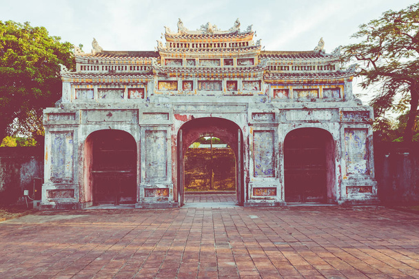 Η είσοδος της Ακρόπολης. Αυτοκρατορική δυναστεία Βασιλικό Παλάτι του Nguyen Hue, Βιετνάμ. Μνημείο παγκόσμιας κληρονομιάς της UNESCO. - Φωτογραφία, εικόνα