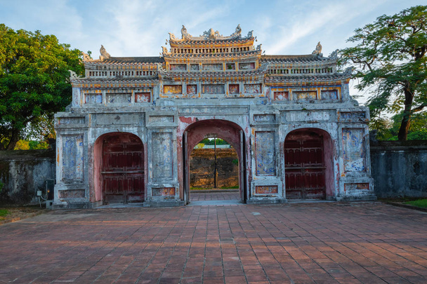 Вход в Цитадель. Императорский королевский дворец Нгуен в Хюэ, Вьетнам. Всемирное наследие ЮНЕСКО
. - Фото, изображение