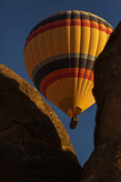 Ballon à air chaud coloré survolant un ciel bleu béatifique en arrière-plan
 - Photo, image