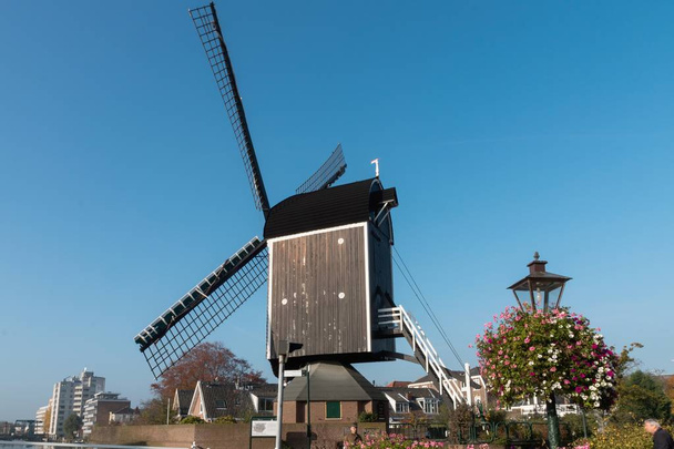 eine alte holländische Mühle im Westen der Niederlande. - Foto, Bild