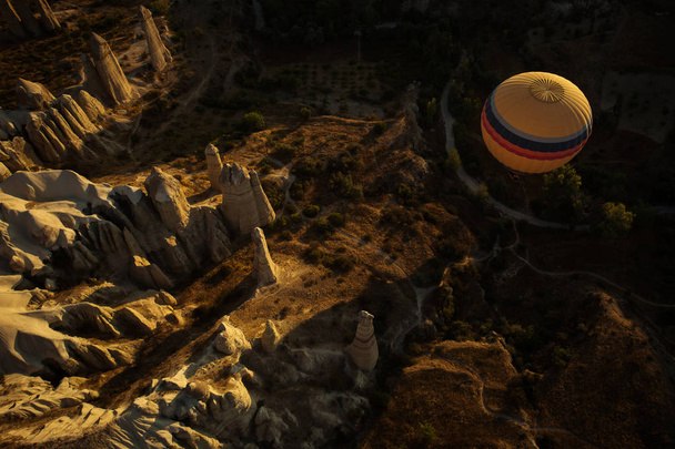 Blick von oben auf die Täler Kappadokiens mit Luftballons. Truthahn. - Foto, Bild
