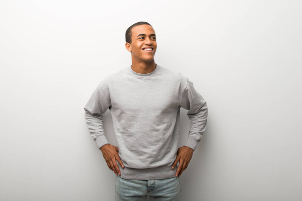 afroamericano uomo su sfondo bianco muro posa con le braccia al fianco e ridere
 - Foto, immagini