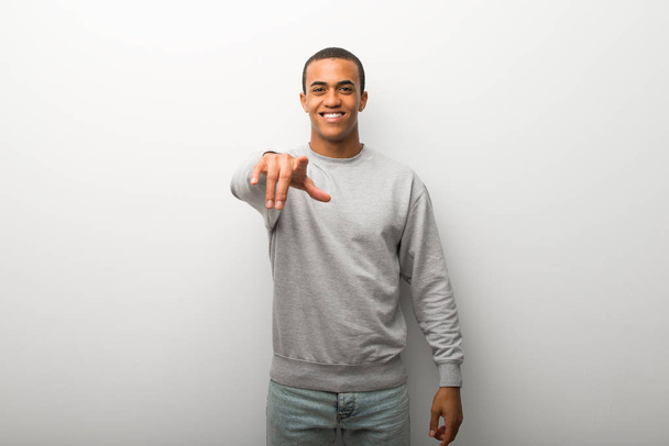 Afrikai amerikai férfi ujjamat fehér fal háttér pont rád, magabiztos kifejezés - Fotó, kép