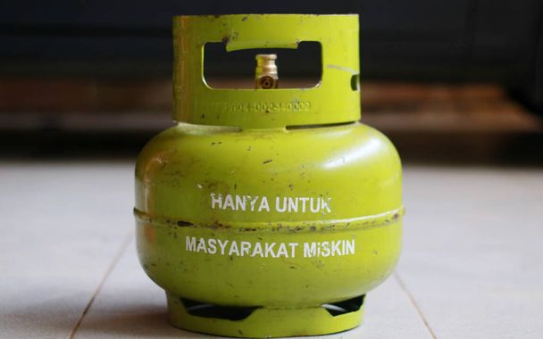 Depok, Indonésie - 23 octobre 2018 : Réservoirs subventionnés de 3 kilogrammes de gaz de pétrole liquéfié (GPL) pour les ménages à faible revenu en Indonésie. Éditorial illustratif
.  - Photo, image