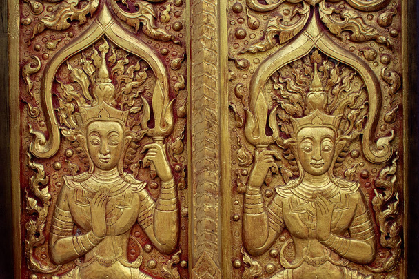 узор на стене храма в храме Чианграй к северу от Таиланда с мягким фокусом и над светом на заднем плане
 - Фото, изображение