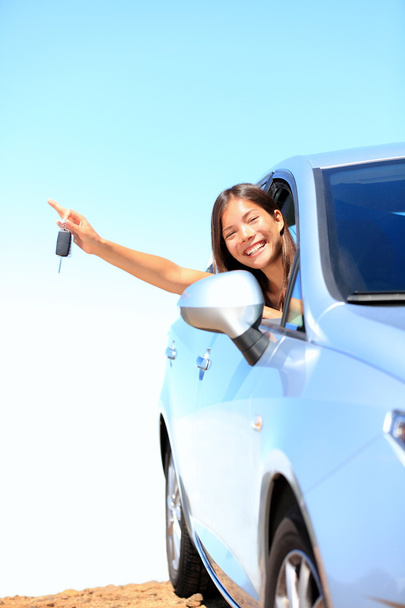 Car woman showing keys - Фото, изображение