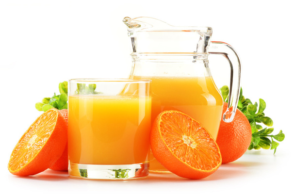 Состав со стеклом и кувшином апельсинового сока изолирован на белом
 - Фото, изображение