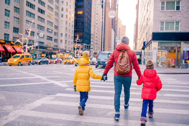Rodzina ojca i małe dzieci na Times Square podczas wakacji w Nowym Jorku - Zdjęcie, obraz