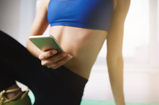 fit woman using personal trainer sport mobile app - Fotoğraf, Görsel
