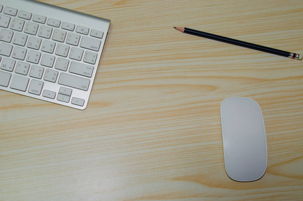 Ofis Masası klavye, fare ve ahşap zemin üzerine kalem. - Fotoğraf, Görsel