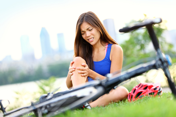 Knee pain bike injury woman - Zdjęcie, obraz