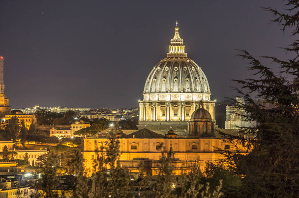 Aziz Peter Bazilikası 'nın (San Pietro) Vatikan Kubbesi' nin gece manzarası Roma, İtalya - Fotoğraf, Görsel