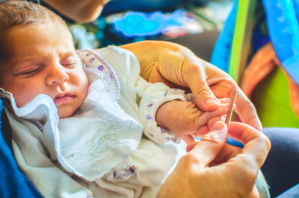 赤ちゃんの爪磨きは新生児を傷つけないファイリング爪を切る - 写真・画像