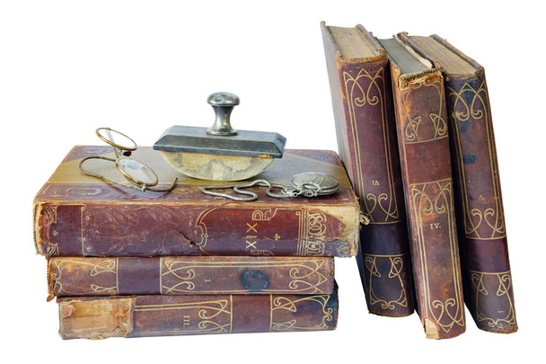 Stare książki z Zegarek kieszonkowy, presse papier i okulary, na białym tle - Zdjęcie, obraz