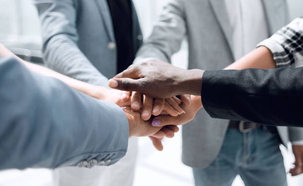 Podnikatelé spojují ruce v kruhu - Fotografie, Obrázek