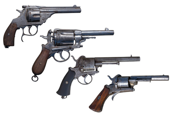 Un'arma antica. Quattro vecchi revolver isolati
. - Foto, immagini