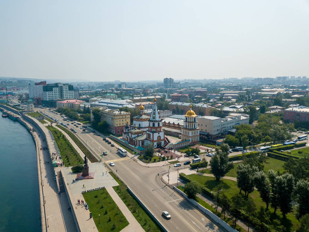Rusland, Irkoetsk. De centrale dijk van de stad. Angara rivier. Luchtfoto - Foto, afbeelding