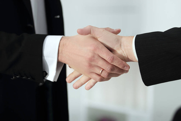 close up. handshake of trading partners on blurred office background - Foto, Imagem