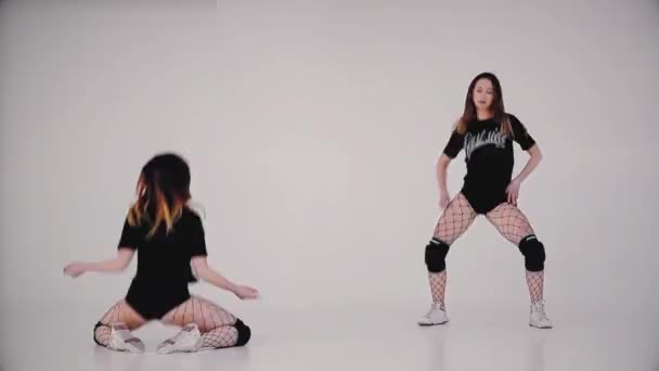 Dziewczyn tańczy twerk uruchomić tancerz - Materiał filmowy, wideo