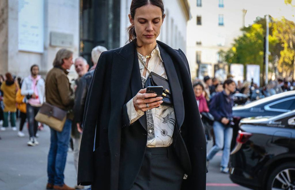 Paris, Francja - 2018 26 września: Aymeline Valade na ulicy podczas paryskiego tygodnia mody. - Zdjęcie, obraz