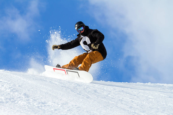 saltar com snowboard na neve fresca
 - Foto, Imagem