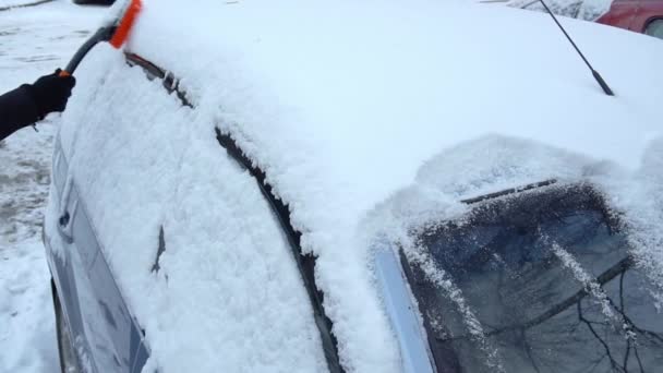 Čištění auta od sněhu. Zpomalený pohyb jasné - Záběry, video
