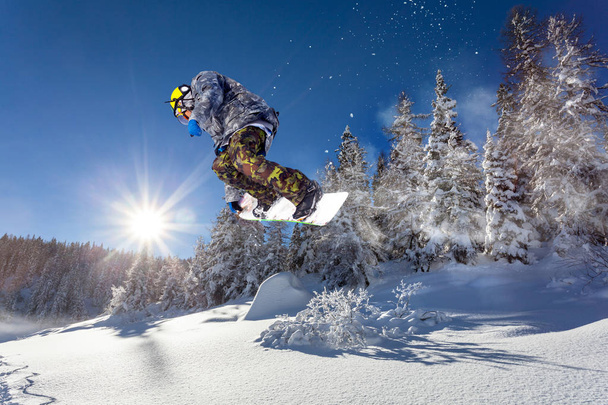 άλμα με snowboard στο φρέσκο χιόνι - Φωτογραφία, εικόνα