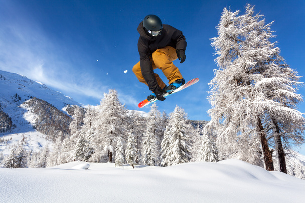 salto con snowboard en nieve fresca
 - Foto, Imagen