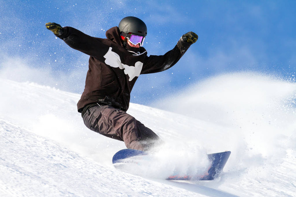 snowboarder en nieve fresca
 - Foto, imagen