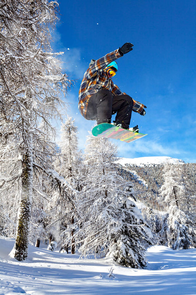 skakać z snowboard w puszystym śniegu - Zdjęcie, obraz