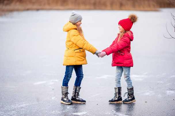 Adoráveis meninas patinando na pista de gelo
 - Foto, Imagem