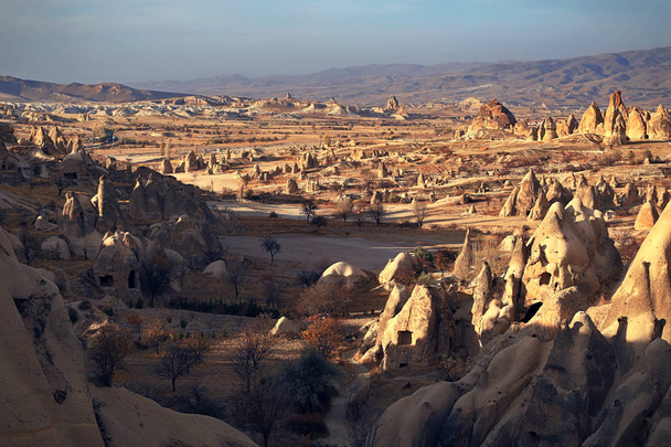 A sziklaalakzatok a kard-völgyben, közel a város Goreme Cappadocia, Törökország - Fotó, kép