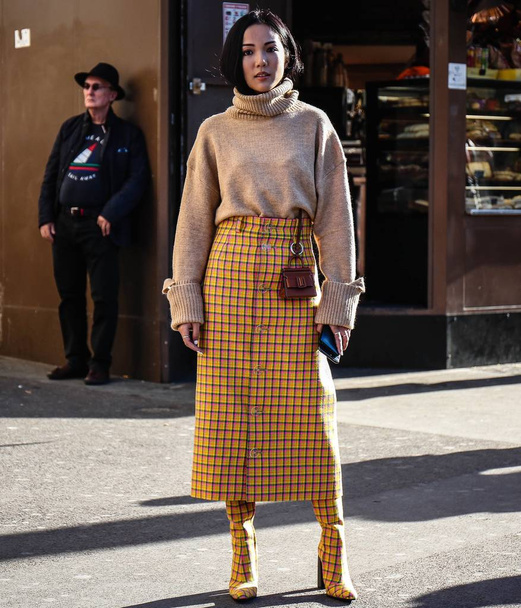 Париж, Франції - 2018 26 вересня: Yoyo Цао на вулиці протягом паризькому тижні моди. - Фото, зображення