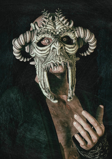 Porträt eines beängstigenden Mannes mit blutüberströmten Augen, der eine gehörnte dämonische Maske trägt. - Foto, Bild