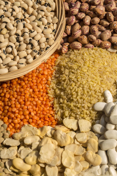 baklagil soyut - çeşitli renkli fasulye, mercimek ve bezelye çeşitlerinin üst görünümü - Fotoğraf, Görsel
