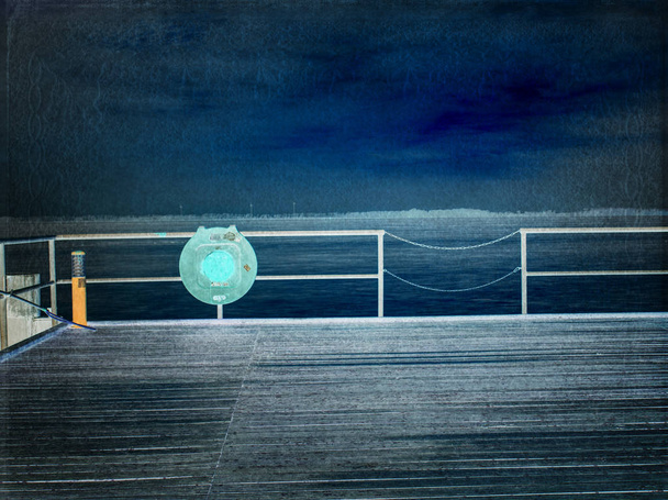 Abstract, over gefilterd. Vintage gestemde vuile lens foto van een pier bij zonsondergang. - Foto, afbeelding