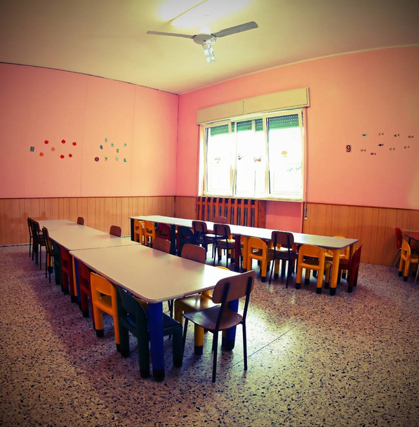 dentro de un aula escolar de una guardería sin niños con efecto antiguo vintage
 - Foto, Imagen