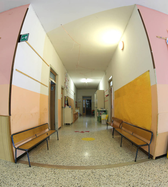 wewnątrz hali szkoły szkoły przedszkola bez dzieci przez obiektyw typu rybie oko - Zdjęcie, obraz