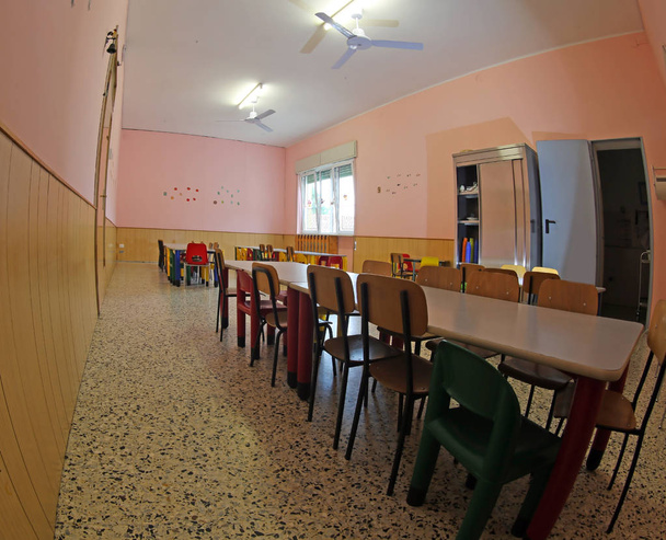 велика трапеція дитячого садка зі столами та стільцями без дітей
 - Фото, зображення