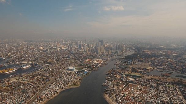 Gökdelenleri ve binaları olan bir havacılık şehri. Filipinler, Manila, Makati. - Fotoğraf, Görsel