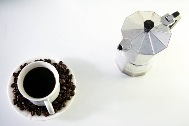 Taza de café y moka pot, grano de café, café espresso caliente de una sola toma
 - Foto, imagen