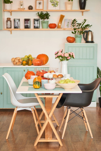 Jesienna dekoracja kuchni z dyni - Zdjęcie, obraz