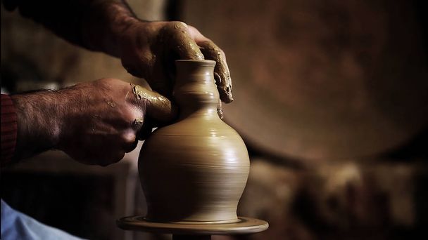 Potter profissional fazendo tigela na oficina de cerâmica, estúdio. - Foto, Imagem