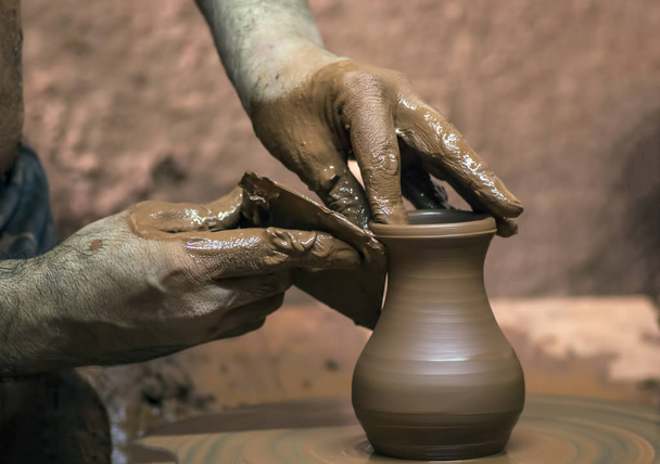 Potier professionnel faisant bol dans l'atelier de poterie, studio. - Photo, image